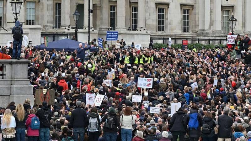 الآلاف يتظاهرون في لندن ضد التباعد الاجتماعي والإغلاق
