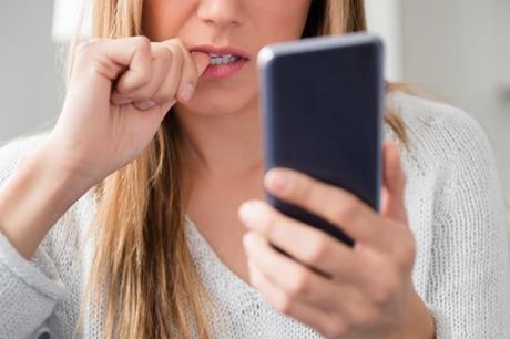 من يتجسس على كاميرات هواتفنا وكيف نحميها ؟   