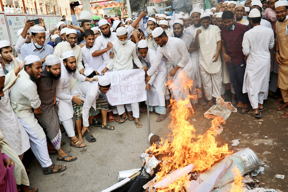  بنغلاديش.. ضرب رجل حتى الموت وحرق جثته بعد اتهامه بتدنيس القرآن