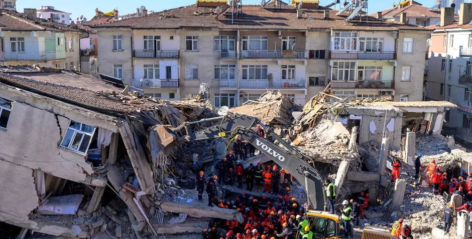 زلزال بقوة سبع درجات يضرب ازمير التركيه وانهيار للمباني ووجود ضحايا