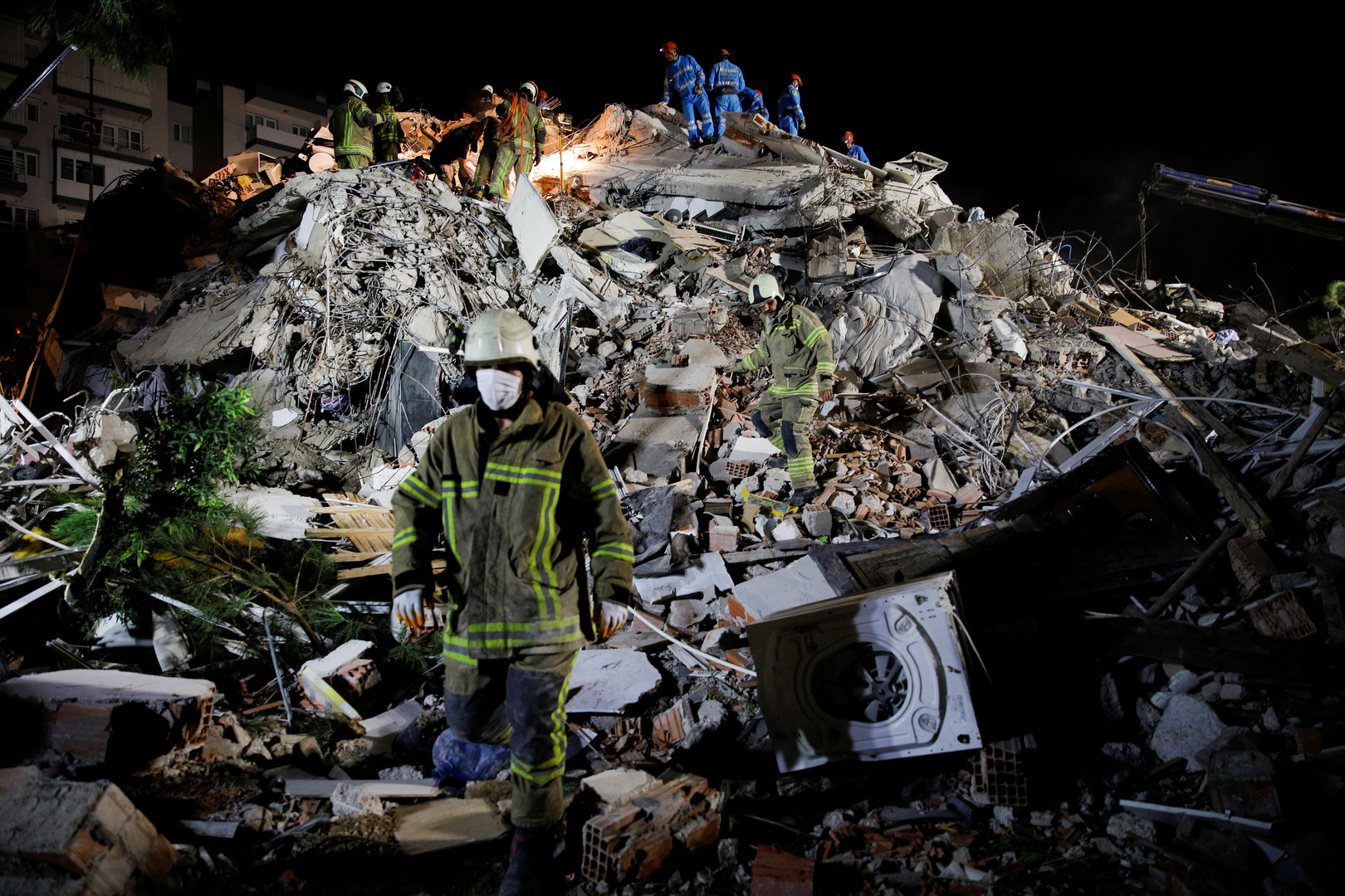 ارتفاع حصيلة ضحايا زلزال إزمير إلى 25 قتيلا و804 مصابين