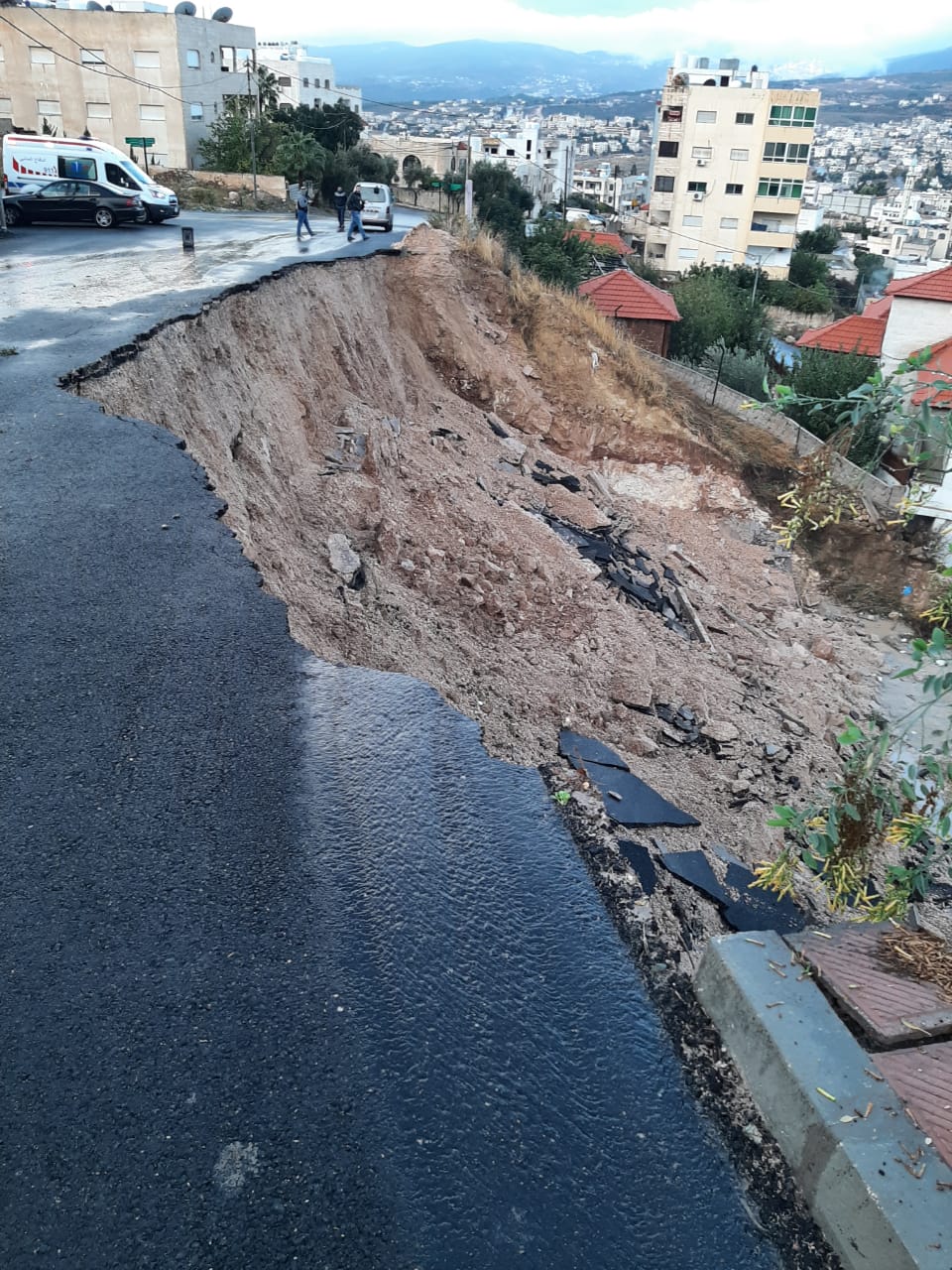 جرش.. انهيار جدار استنادي في منطقة الجبل الأخضر.. مصور