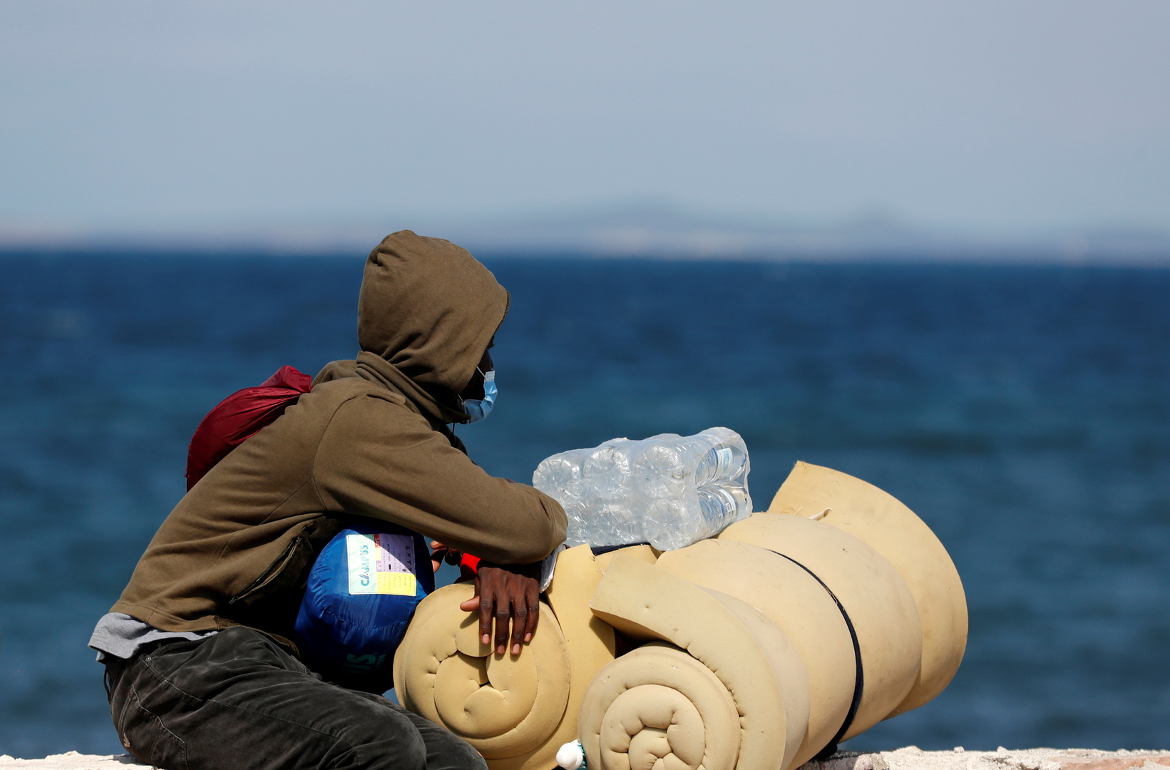 خفر السواحل اليوناني يعثر على 13 مهاجرا سوريا وينتشل جثة   