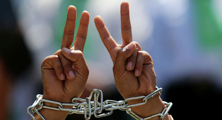 فروانة: 4300 أسير فلسطيني يقبعون في سجون الاحتلال