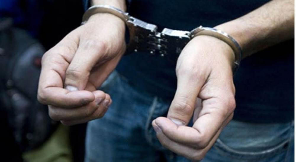 القبض على شخص اعتدى على محلين تجاريين في اربد