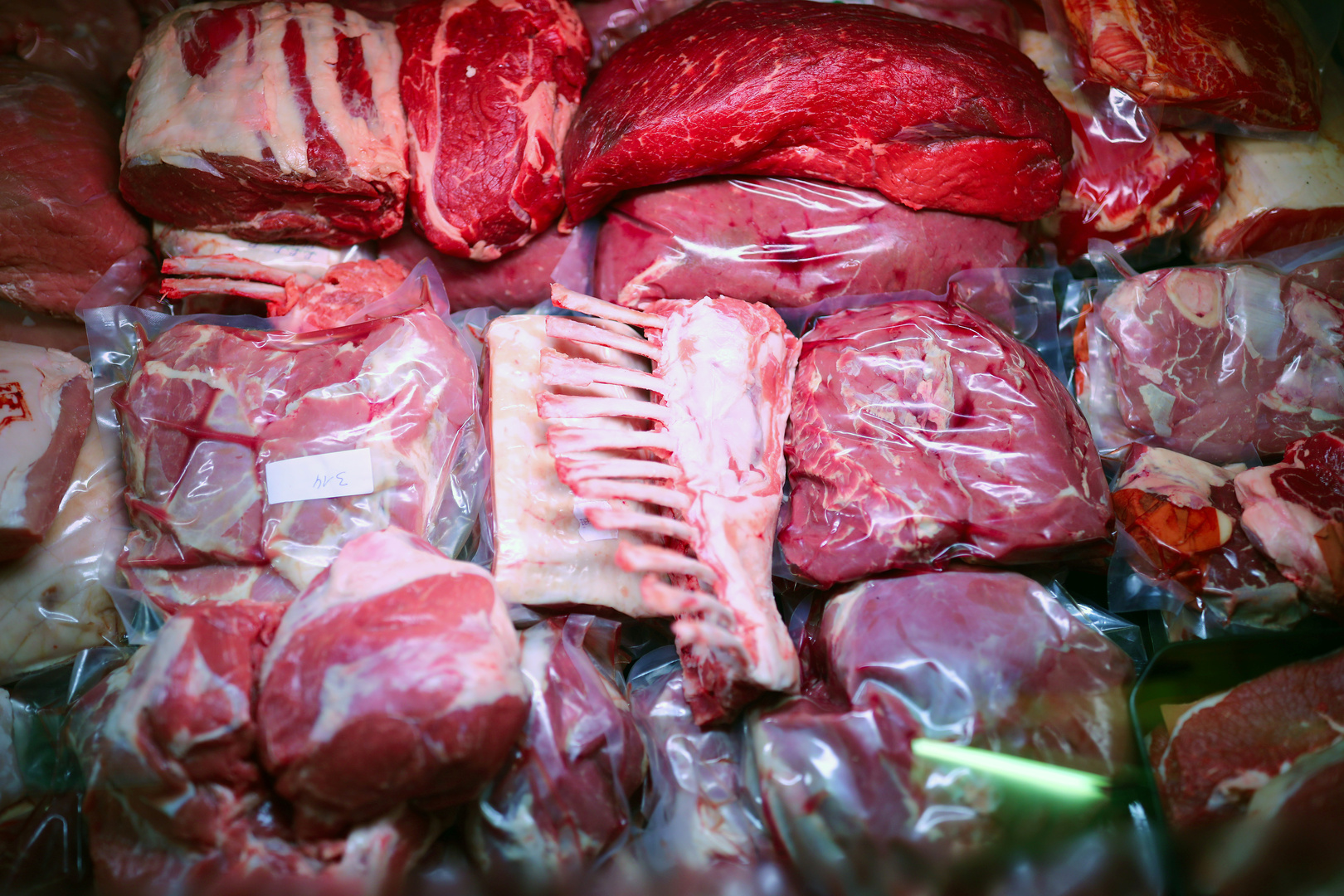 سنغافورة.. أول دولة في العالم تقر رسميا بيع اللحوم المنتجة في المعامل