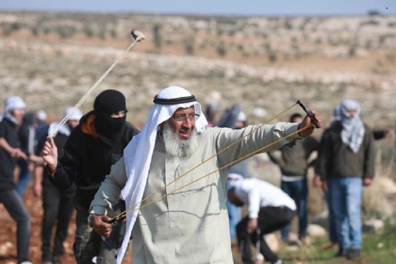 مسنٌ فلسطيني يشعل منصات التواصل في مواجهات ضد الاحتلال.. فيديو         