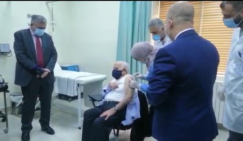 بدء الحملة الوطنية للتطعيم ضد كورونا و د.حنانيا أول مواطن يتلقى اللقاح - فيديو