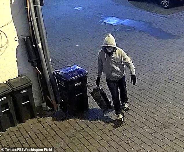 "FBI" ينشر صورا جديدة للمشتبه به بوضع عبوات ناسفة في واشنطن