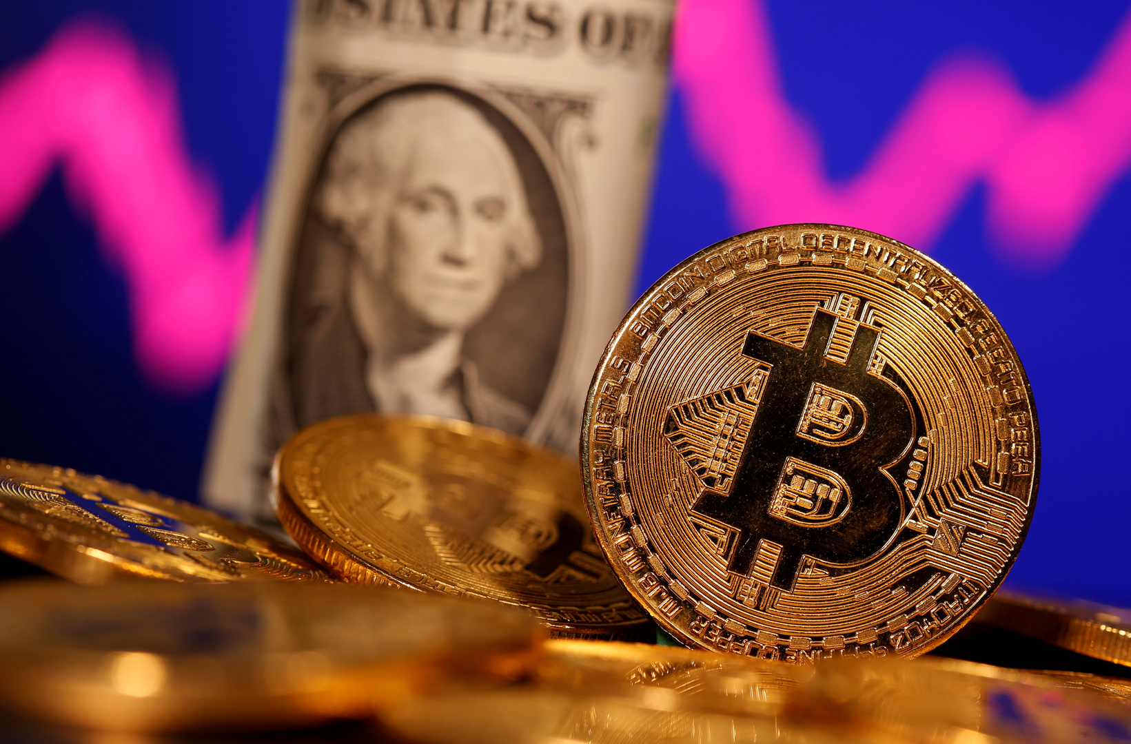 عملة "البيتكوين" تهبط بنحو 6%