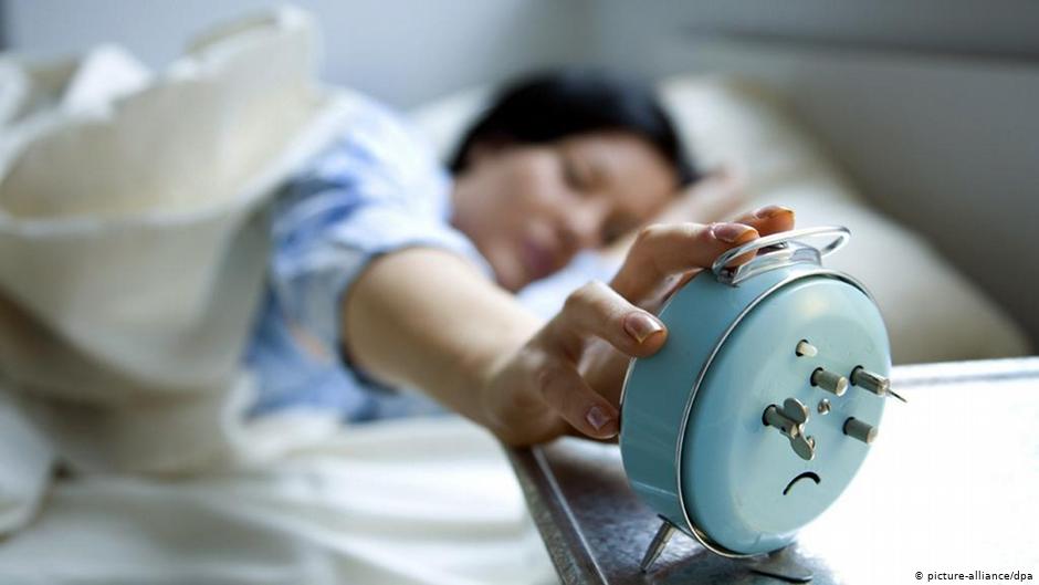 هل ننام جيداً.. طبيب يحذر من تأثير قلة النوم على الإصابة بكورونا!