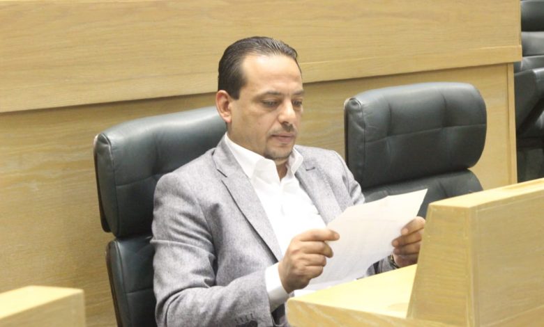 نائب يعد بحمل وزير المالية على كتفيه!