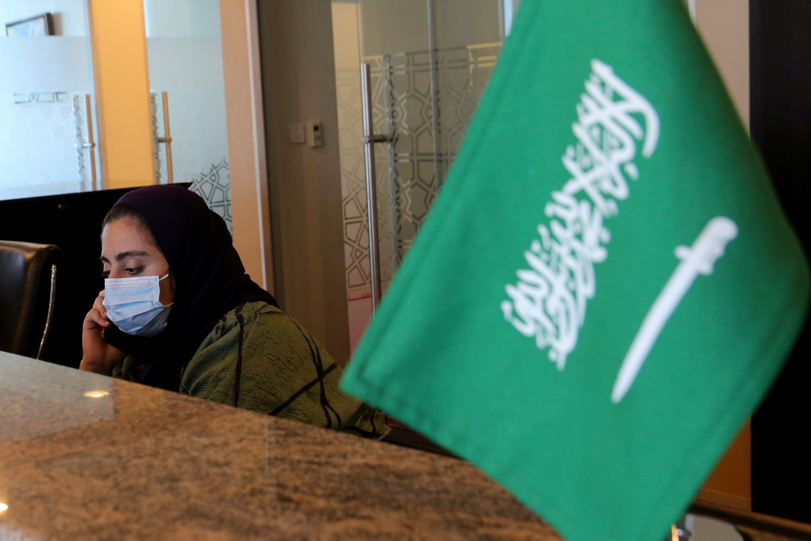وظيفة "للرجال فقط" تثير غضبا في السعودية.. والسلطات تتدخل!