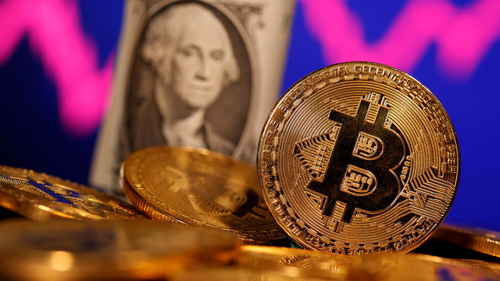 سعر عملة "بيتكوين" الرقمية ينخفض بنسبة 10% ويتراجع إلى 48 ألف دولار