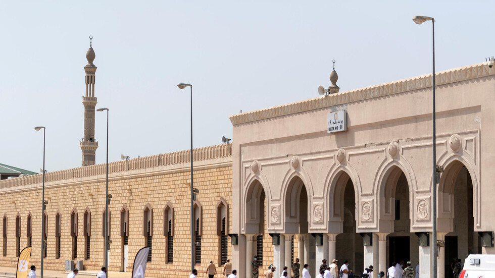 بعد الكشف عن إصابات بكورونا بين المصلين إغلاق 10 مساجد بالسعودية