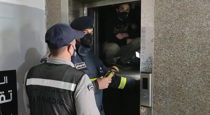 انقاذ ٣ أشخاص علقوا بمصعد بالمفرق