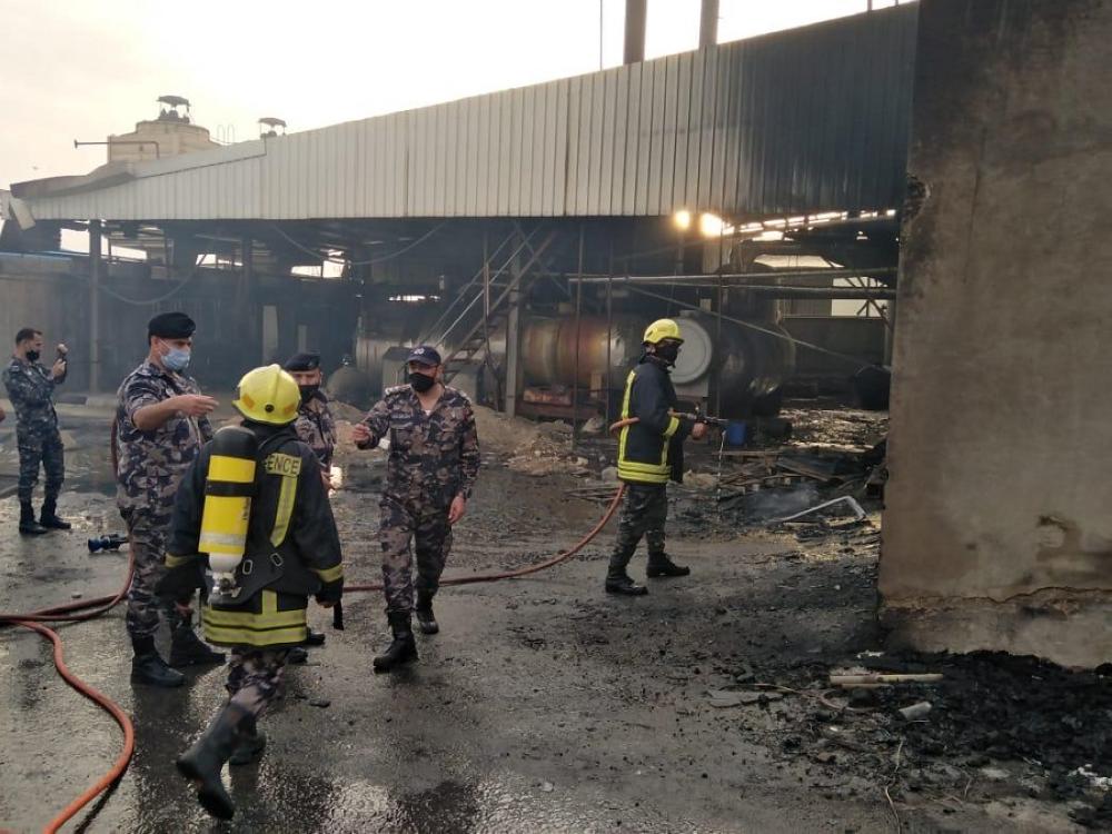 اخماد حريق هنجر في مصنع للبولسترين في محافظة البلقاء