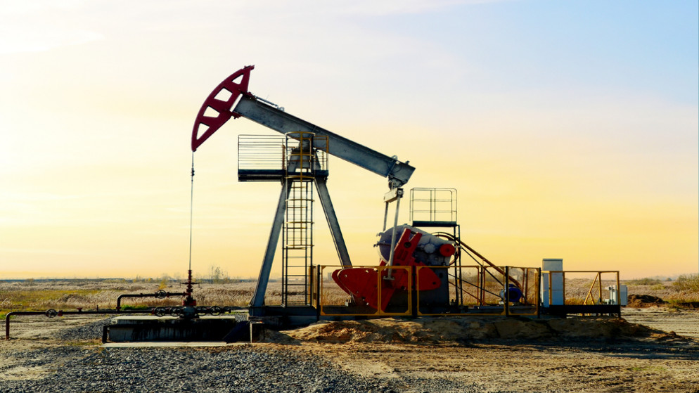النفط يهبط مع تزايد المخاوف بشأن الطلب بفعل ارتفاع وتيرة الإصابات بكورونا