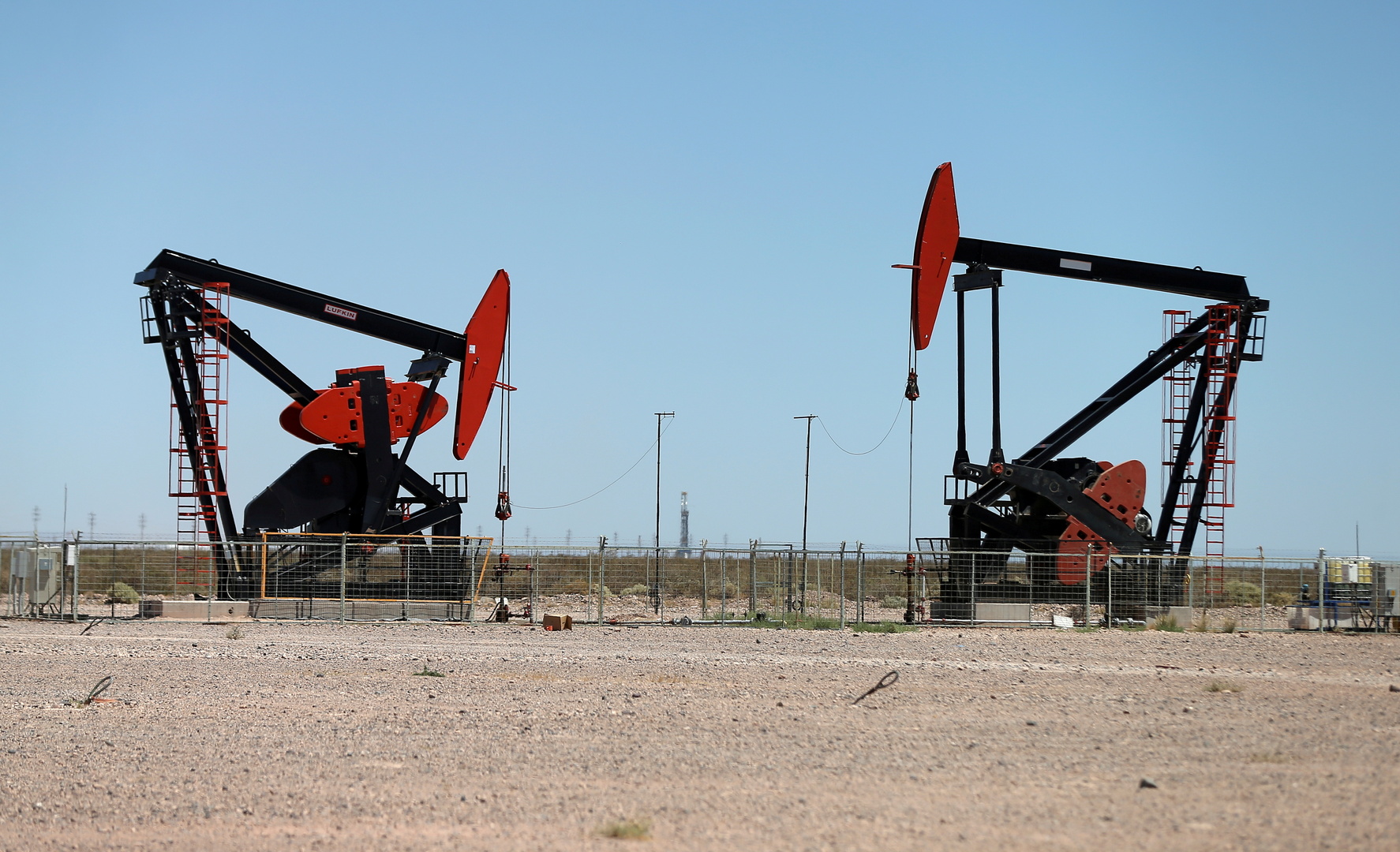 النفط يعزز خسائره و"برنت" يهبط بأكثر من 2%