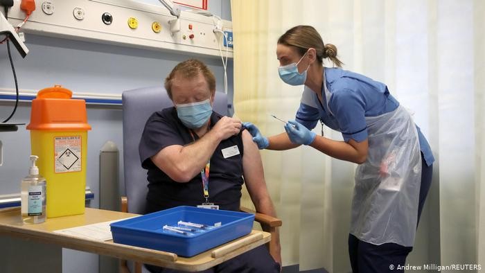 بريطانيا: تطعيم 4ر52 مليون شخص بلقاح كورونا