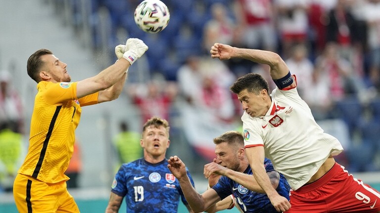 ليفاندوفسكي يعتبر أن بولندا "في موقف صعب" بعد خسارتها أمام سلوفاكيا في أمم أوروبا