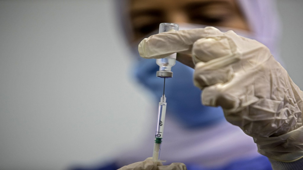 الخرابشة ينتقد والصحة توضح.. إصابة 15 ألف متلق للقاح في الأردن بكورونا