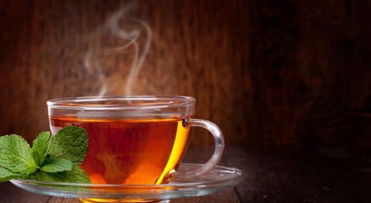 الشاي الساخن أم المشروبات الباردة.. ما الأفضل لتروي عطشك في الصيف؟