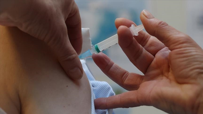تقييدات واستبعاد الإغلاق.. (إسرائيل) تبدأ بتطعيم الجرعة الثالثة لكورونا