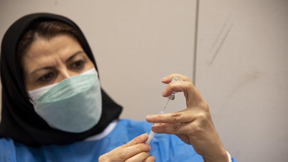 إيران تعلن البدء في تطعيم الأطفال والمراهقين بلقاحات كورونا الصينية والكوبية