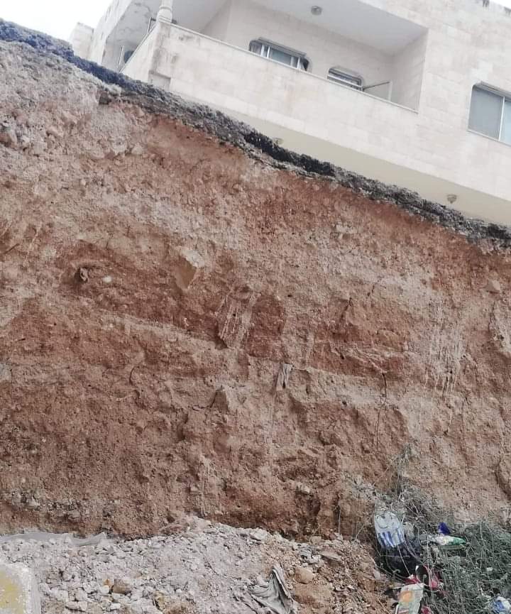 انهيار جانب طريق حي وادي الدير الغربي في جرش