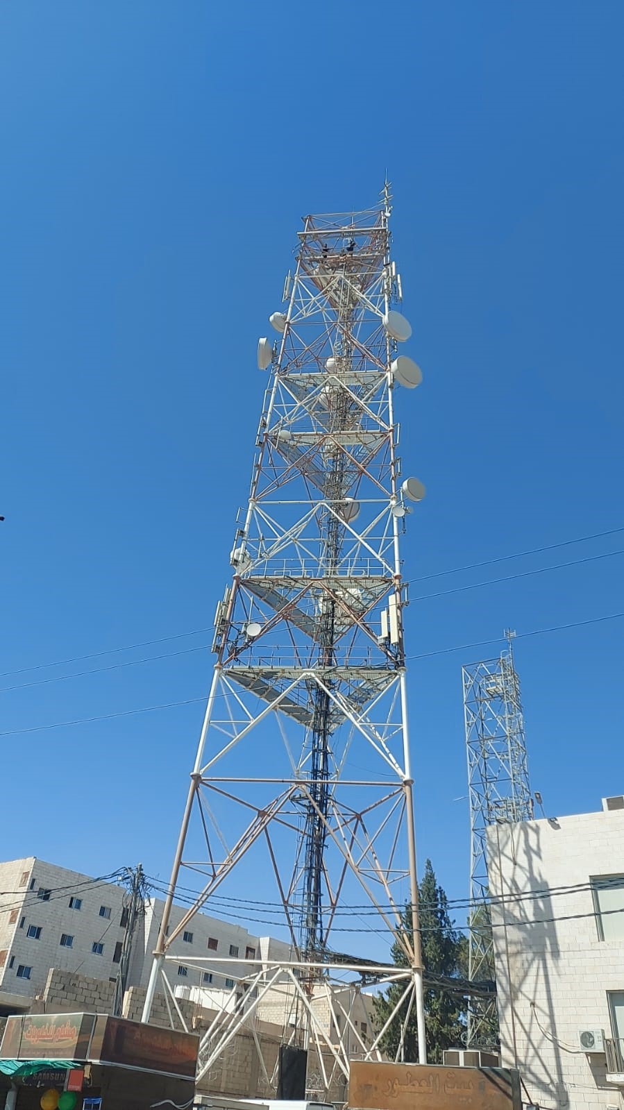3 شبان يحاولون الانتحار من أعلى برج إتصالات في معان
