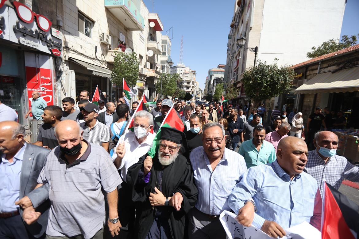 مسيرة في رام الله تنديدا بجريمتي الاحتلال في القدس وجنين