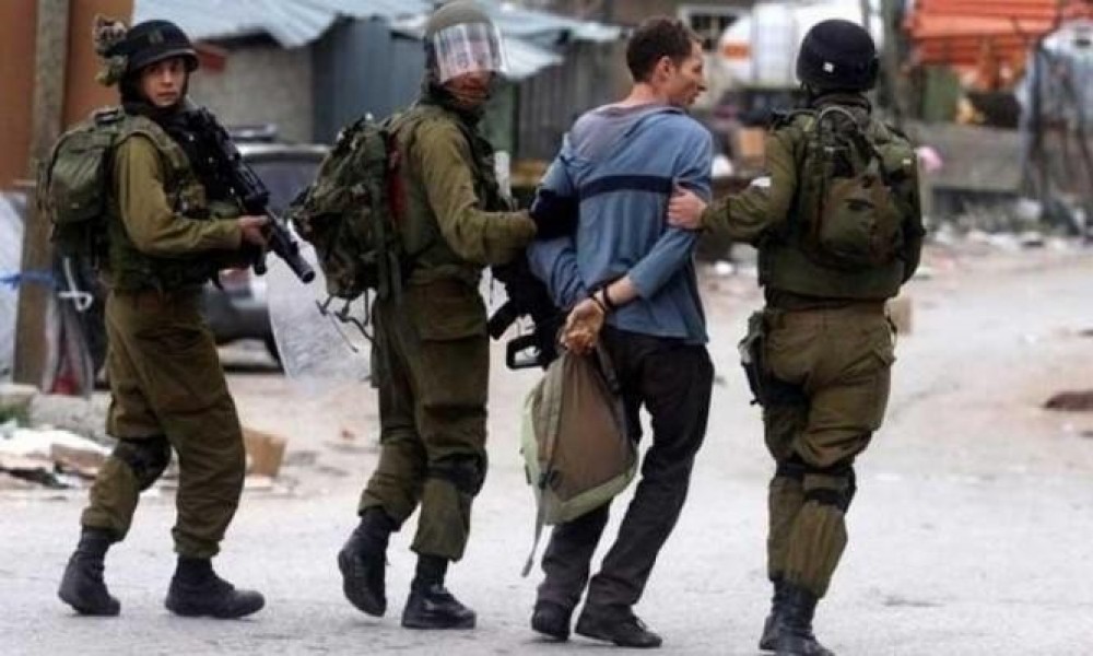 قوات الاحتلال تعتقل مواطنين جنوب الخليل