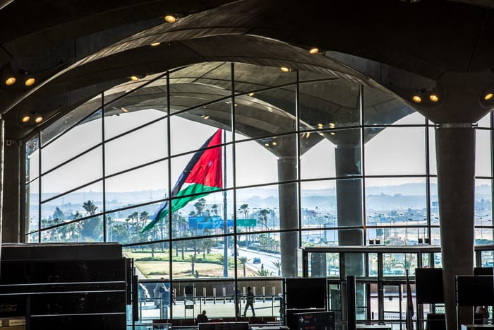 حظر دخول مطار الملكة علياء الدولي لغير متلقي لقاح كورونا