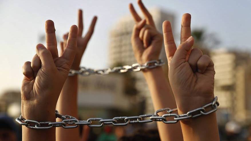 7 أسرى يواصلون إضرابهم رفضًا للاعتقال الإداري
