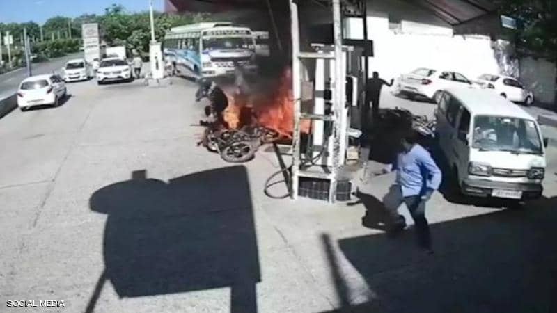  الهند .. نجاة شخصين من الموت بعد اندلاع حريق في محطة وقود
