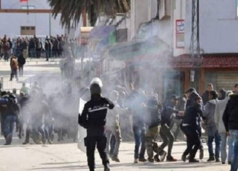 وكالة: الشرطة التونسية تستخدم الغاز المسيل للدموع والهراوات في تفريق المتظاهرين