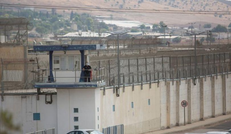 الأسرى يواصلون إغلاق سجن عسقلان وإرجاع وجبات الطعام دعماً للأسير أبو حميد