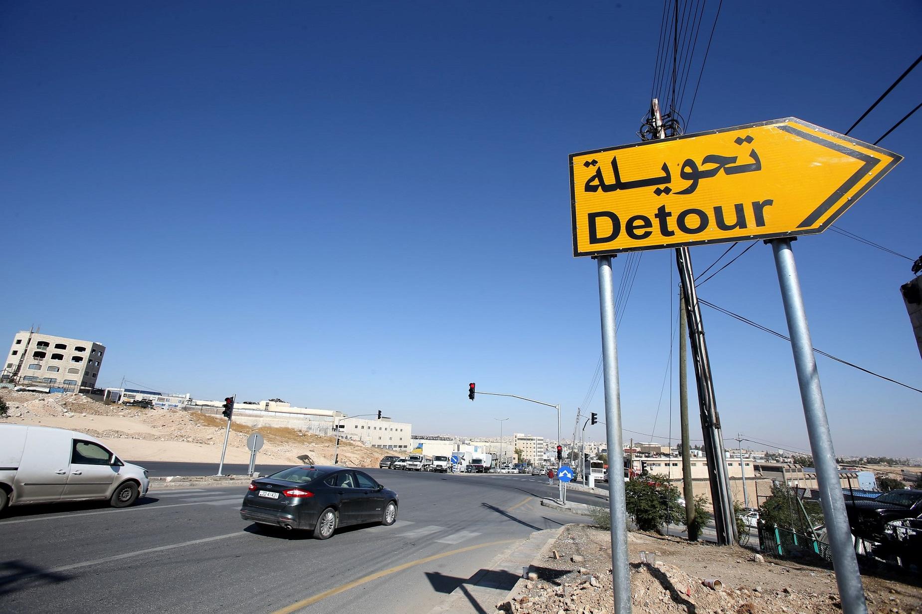 إغلاق جزء من طريق عمان - الزرقاء مؤقتا لتركيب جسر مشاة الجمعة