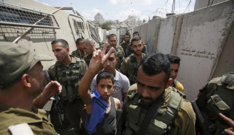 "هيئة الأسرى" توثق اعتداء سلطات الاحتلال على طفلين فلسطينيين أثناء اعتقالهما