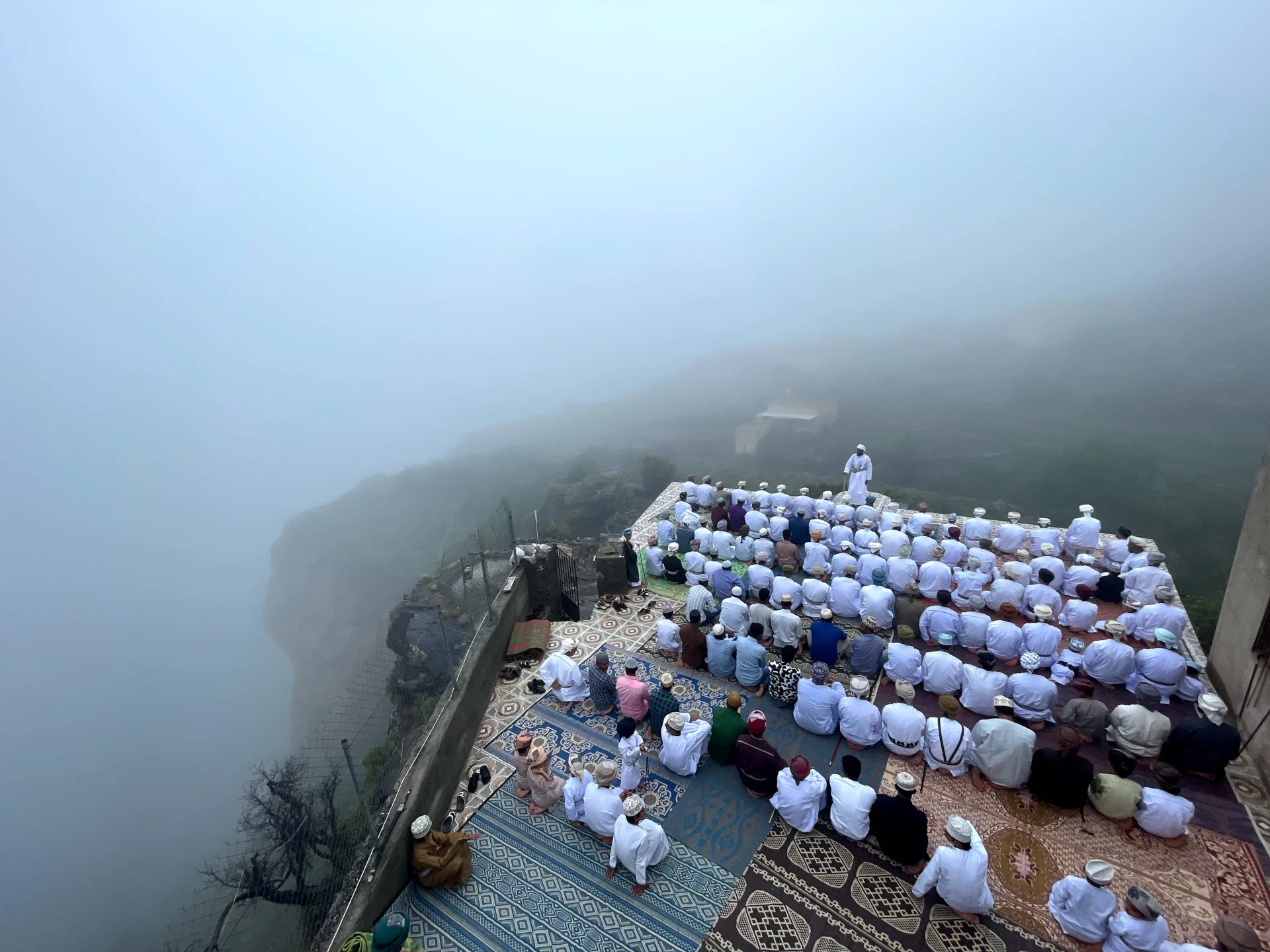 صورة حالمة لصلاة عيد الأضحى على علو 3 آلاف متر تُذهل مستخدمي