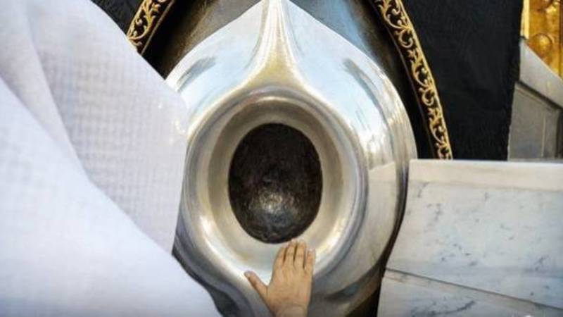 الإفتاء المصرية: تقبيل الحجر الأسود غير مستحب في”زمن كورونا”