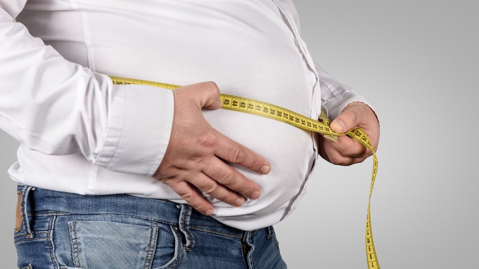 دراسة تربط بين الوزن الزائد وخطر الإصابة بعدوى COVID-19 و COVID لفترة طويلة