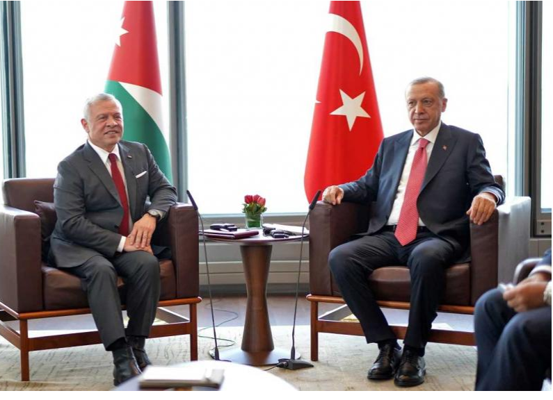 الملك يلتقي الرئيس التركي ويؤكد أهمية زيادة مستوى التبادل التجاري بين البلدين
