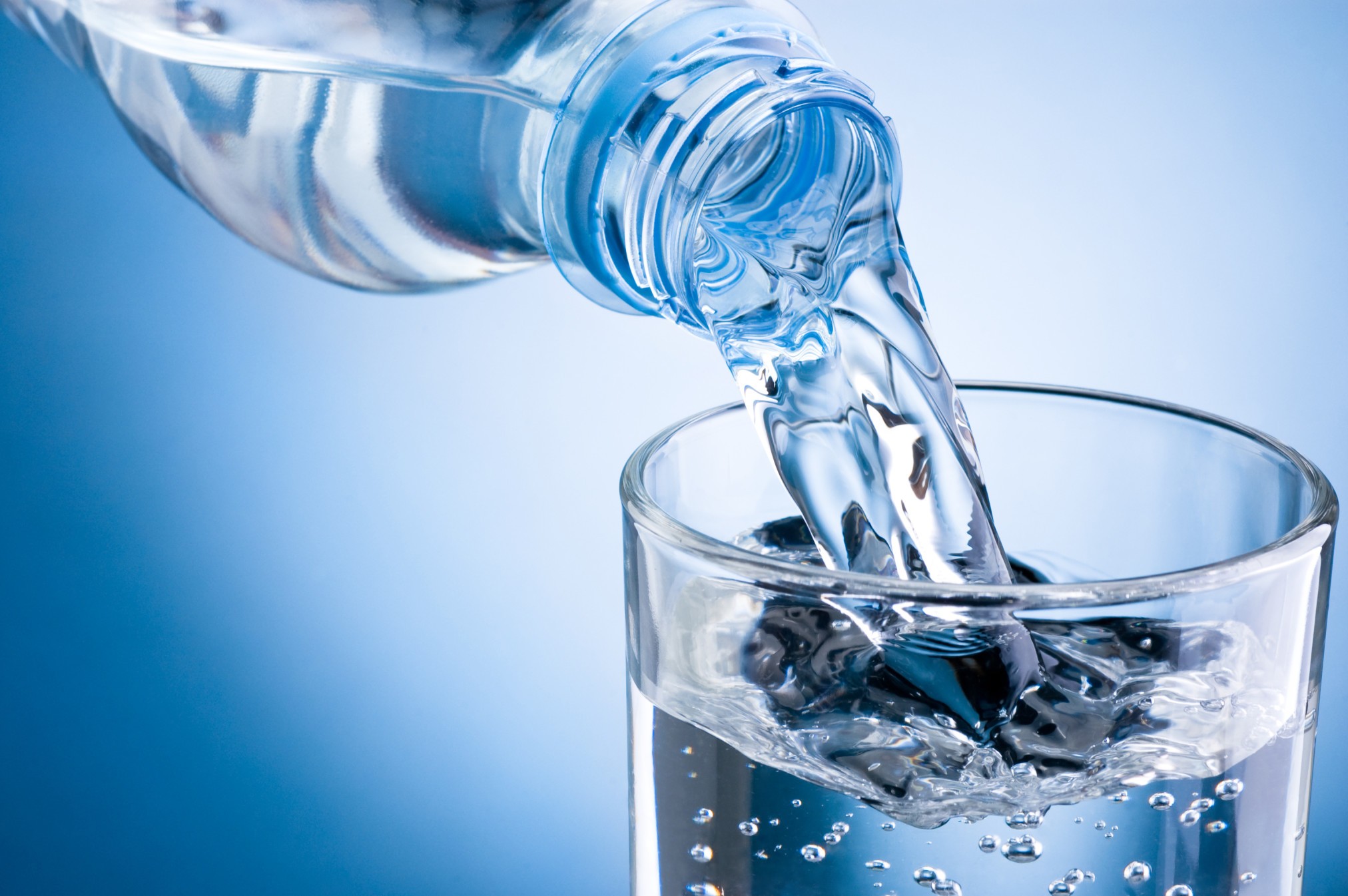 شرب الماء قبل الأكل.. 6 عادات تسرع حرق الدهون