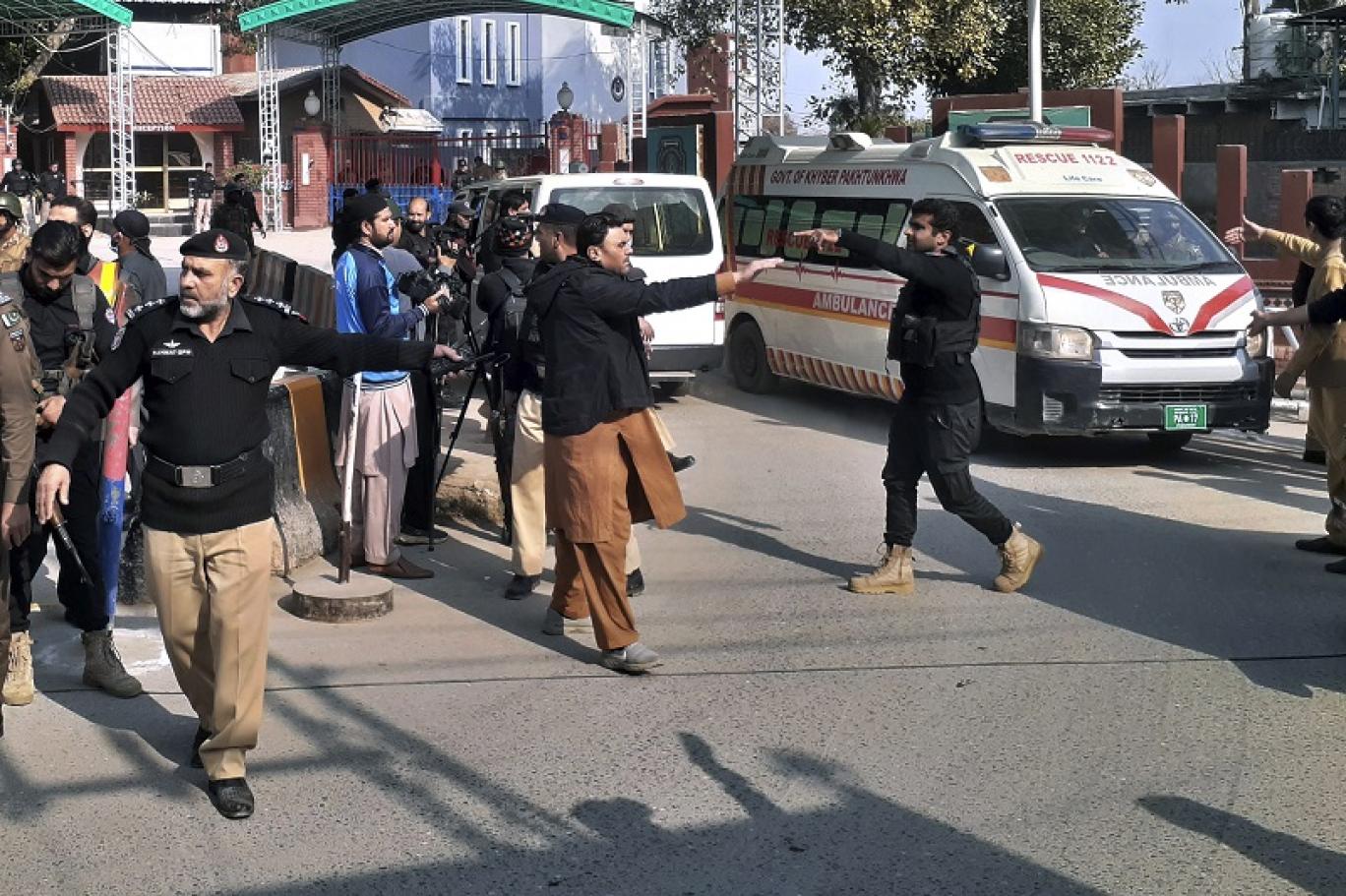 عشرات القتلى والجرحى في انفجار بمسجد غربي باكستان