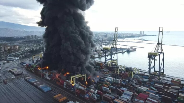 الدفاع التركية: عمليات السيطرة على حريق ميناء إسكندورن لا تزال جارية