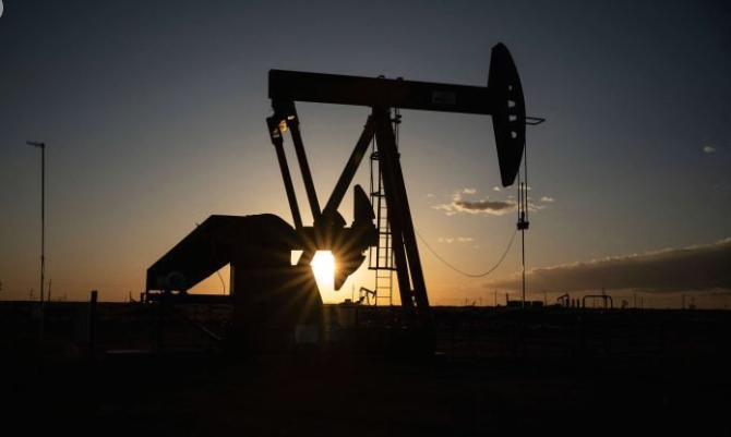 النفط يتراجع بعد إعلان أميركا تباطؤ إعادة ملء الاحتياطي الاستراتيجي