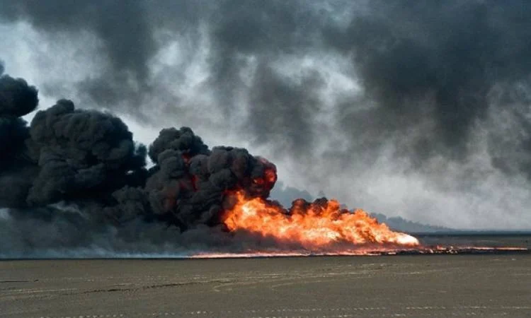 بعد حادثة التسرب.. اندلاع حريق في بئر نفط بالكويت