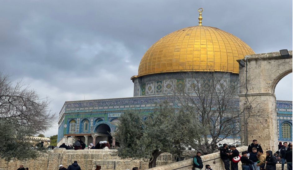 الآلاف يؤدون صلاة الجمعة في المسجد الأقصى